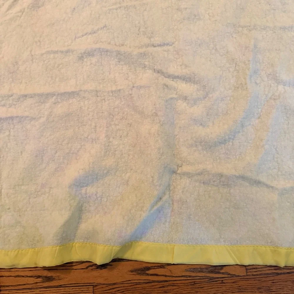 2.1Vtg Floral Plush Blanket 90x102.75 Yellow Pink Green Satin Binding Queen/King